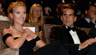 Scarlett Johansson y su ahora prometido, en el Festival de Cine de Venecia